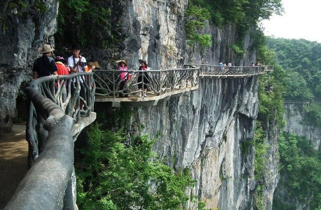 Cliff-hanging Walkway