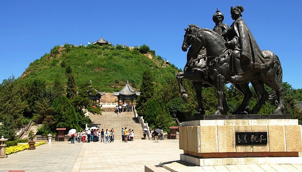 Statue of Huhanye and Wang Zhaojun